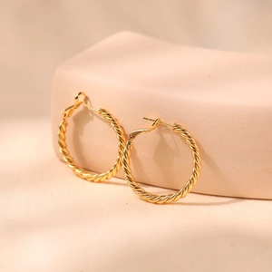 Elegante vergoldete gedrehte Creolen mit strukturierter Spiraloptik für Damen