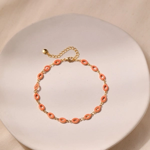Fußkettchen im Ethno-Stil mit goldenen Gliedern und orangefarbenen Emaille-Anhängern