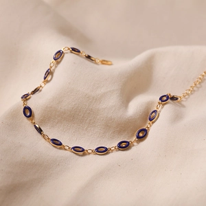 Nahaufnahme der Goldkette mit blauen Emaille-Ovalen und verstellbarem Glied