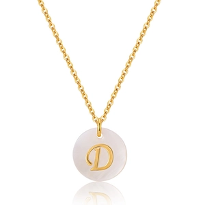 Vue détaillée du collier plaqué or 18K avec pendentif en nacre blanche et lettre D gravée