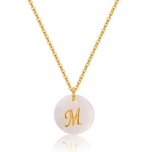 Détail du collier plaqué or 18K avec lettre M sur pendentif en nacre naturelle