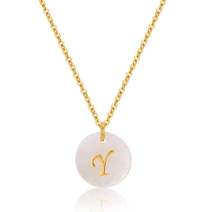 Détail du collier en laiton plaqué or 18K avec lettre Y sur pendentif en nacre