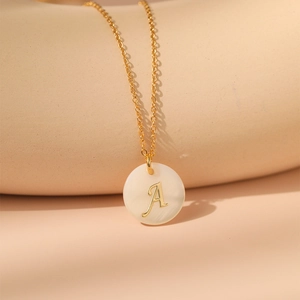 Détail du collier en laiton plaqué or 18K avec pendentif lettre A en nacre