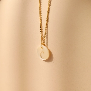 Détail du collier en laiton plaqué or 18 carats avec nacre et gravure de la lettre C