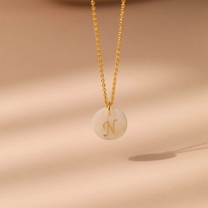Macro de collier plaqué or 18 carats avec pendentif en nacre et gravure de la lettre N