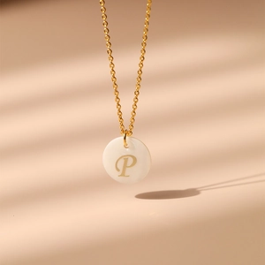 Vue détaillée du collier plaqué or 18 carats avec pendentif en nacre et lettre P