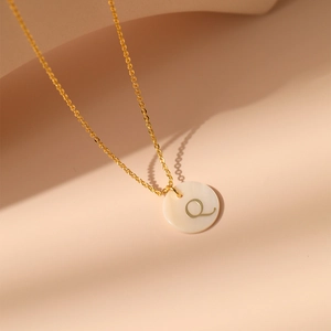 Élégant collier en laiton plaqué or 18 carats avec pendentif lettre Q en nacre