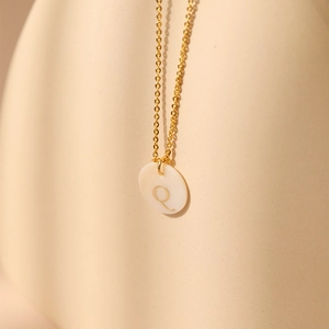 Macro de collier en laiton doré 18K avec pendentif lettre Q en nacre blanche naturelle