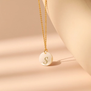 Vue détaillée du pendentif lettre S plaqué or 18K avec incrustation en nacre blanche