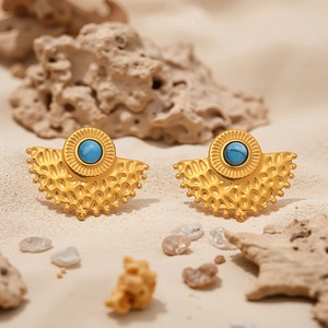Pendientes de turquesa en forma de abanico con baño de oro y textura martillada