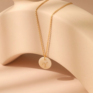 Détail du collier plaqué or 18 carats avec pendentif en nacre et lettre Y gravée