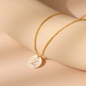Détail du collier plaqué or 18 carats avec pendentif en nacre blanche et la lettre Z