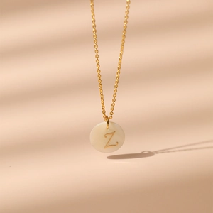 Gros plan du pendentif lettre Z en laiton plaqué or 18K avec incrustation en nacre
