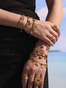 Detail von vergoldeten Edelstahl-Armbändern und Ringen mit 5A-Zirkonia-Akzenten