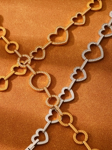Vue macro de bracelets cœur dorés et argentés ornés de zircons 5A scintillants