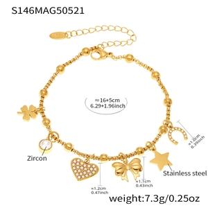Detail der vergoldeten Edelstahl-Armbandanhänger mit Zirkonia-Herz und Schleife