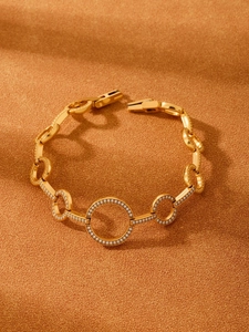 Vue détaillée du bracelet en or avec des cercles entrelacés sertis de cristaux brillants