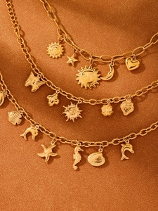 Bracelet multi-rangs doré avec charms marins et pendentifs sur chaîne à maillons