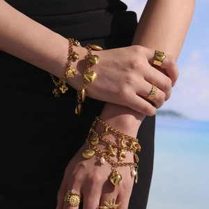 Pulseras con dijes de perlas y conchas doradas y anillos para estilo de vacaciones