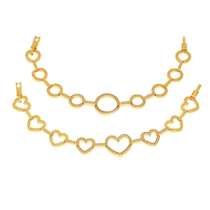 Bracelet chaîne dorée orné de zircons scintillants en forme de cœur et de cercle