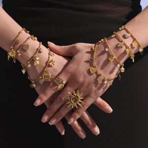 Vergoldetes Edelstahl-Armband-Set mit 5A Zirkonia-Herzen und Schmetterling-Anhängern