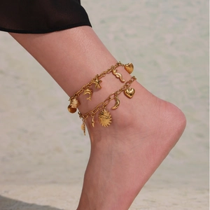 Bracelet de cheville doré multicouche avec breloques d'étoile de mer et de coquillage d'été