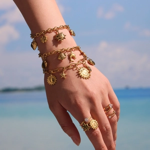 Ensemble de bracelets charms et bagues dorés en acier avec pendentifs soleil et fraise