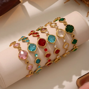 Elegante pulsera chapada en oro con piedras geométricas de cristal checo en varios colores