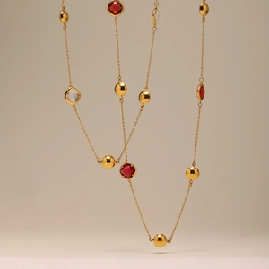 Long collier en acier inoxydable doré avec perles en verre tchèque et billes métalliques