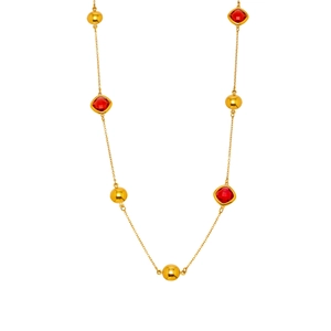 Long collier en acier doré avec des gemmes rouges facettées et des billes rondes