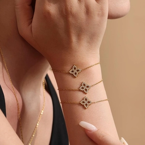Elegantes 18K vergoldetes Blumenarmband-Set mit Zirkonia-Pflaster und Perlenrändern