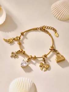 Vista macro dettagliata del bracciale con ciondoli in acciaio inossidabile placcato oro