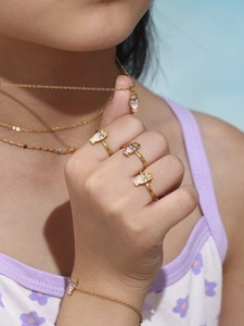 Bambina indossa set gioielli gelato colorati con collana, bracciale e anelli aperti