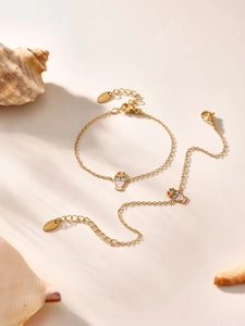 Dettaglio di bracciali in acciaio inossidabile dorato con ciondoli gelato in smalto
