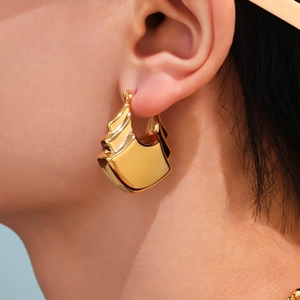 Boucles d'Oreilles Créoles Creuses Géométriques Irrégulières en Acier Inoxydable pour Femmes Plaquées Or 18K Design Fluide