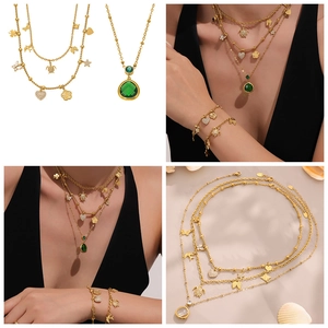 Detailweergave van 18k vergulde ketting met groene edelsteen en hangertjes