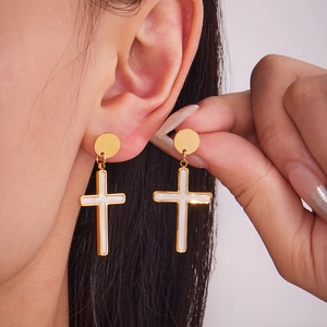 Orecchini a croce in acciaio inossidabile placcato oro 18K con inserto in madreperla
