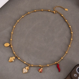 Vintage gouden roestvrijstalen ketting met hangers van chili, lieveheersbeestje en hart