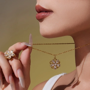 Set gioielli a fiore in oro 18K con collana e anello in zircone rotante a 360 gradi
