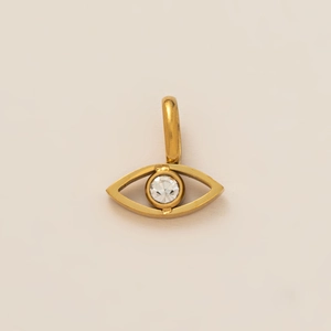 Dettaglio macro del ciondolo a forma di occhio placcato oro 18K con zircone bianco tondo