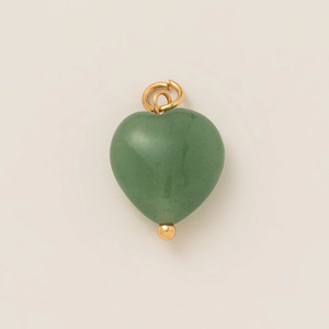 Detail van hartvormige groene aventurijn hanger met 18K vergulde metalen lussen voor ketting