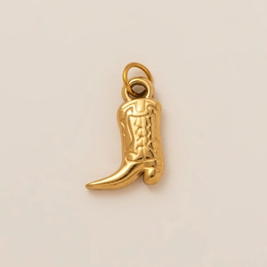 Détail d'un pendentif botte de cow-boy plaqué or 18K avec gravures de style western