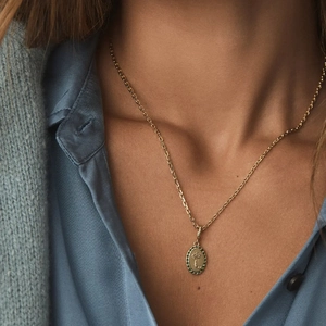 Gouden ketting met palmboom gegraveerde ovale hanger en groene zirkonia stenen voor dames