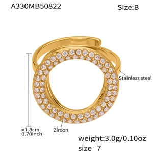 Detailansicht eines 1,8cm goldenen Edelstahlrings mit Zirkonia-Akzenten und Maßen in Größe 7