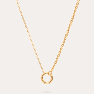 Detail einer 18k vergoldeten Titanstahlkette mit minimalistischem Rundfederverschluss