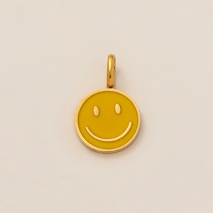 Dettaglio del ciondolo smiley giallo con bordo in metallo lucido placcato oro 18K