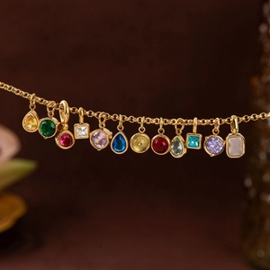 Collier en acier doré avec treize pendentifs pierres de naissance de formes variées