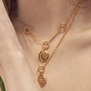 Detailansicht der 18K vergoldeten Mehrlagenkette mit Mond-Stern-Anhänger und Gravur-Plakette