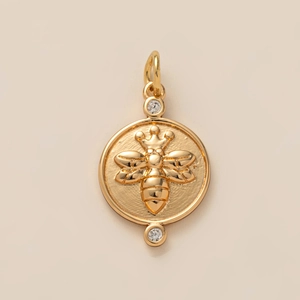 Vue détaillée du pendentif pièce d'or avec abeille en relief et petits zircons