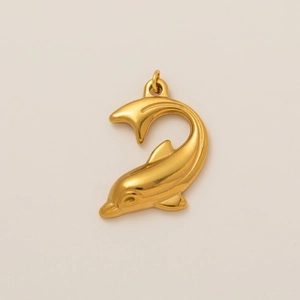 Detaillierte Makroansicht eines polierten 18K Gold Delphin Anhängers im nautischen Design